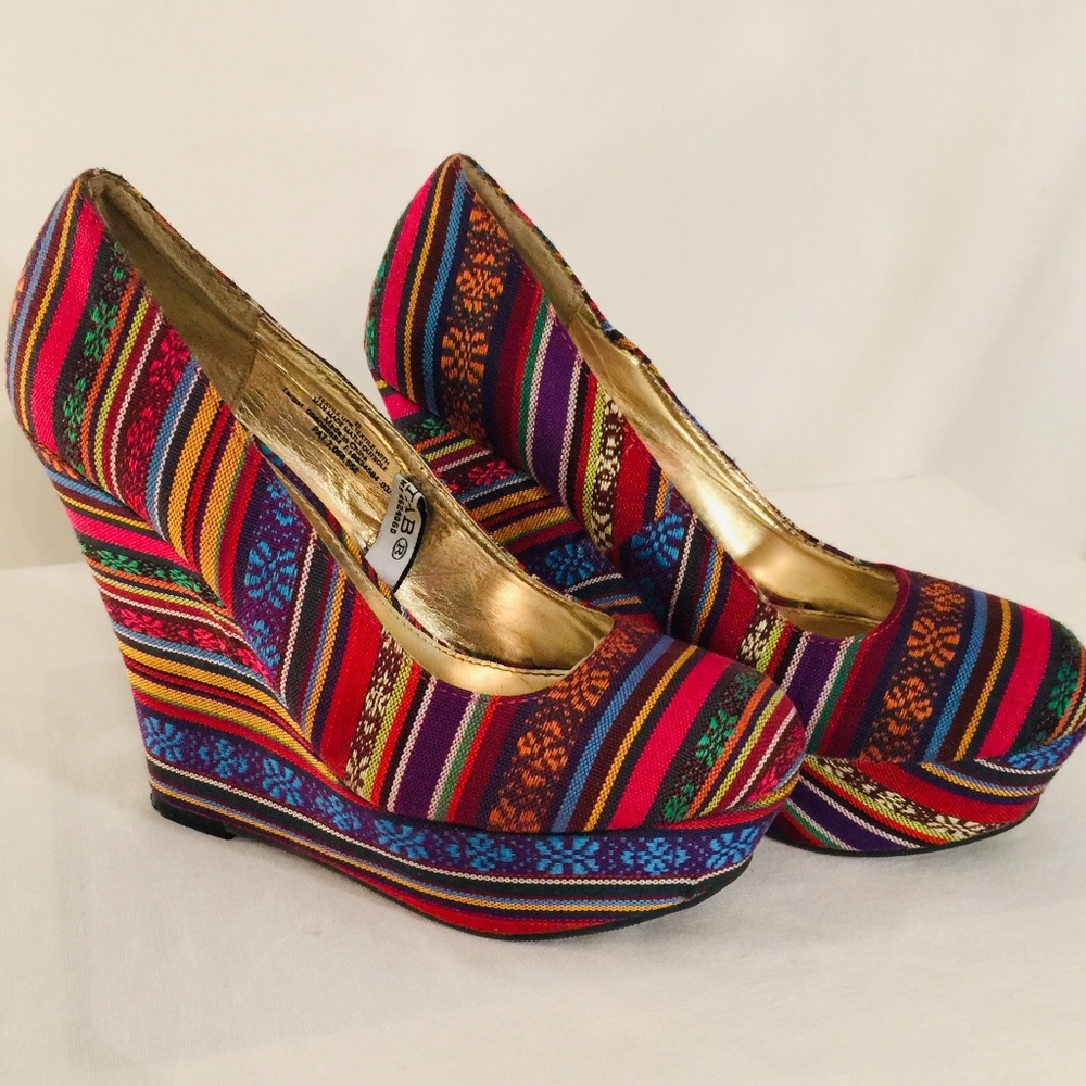 Mossimo Textile Feista Canvas Wedges Size 8